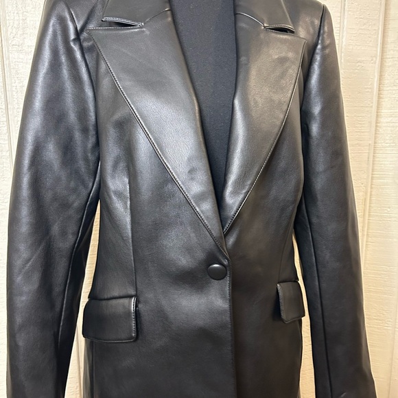 Good American Better Than Leather Sculpted Blazer, size 3 (large). - Picture 3 of 11